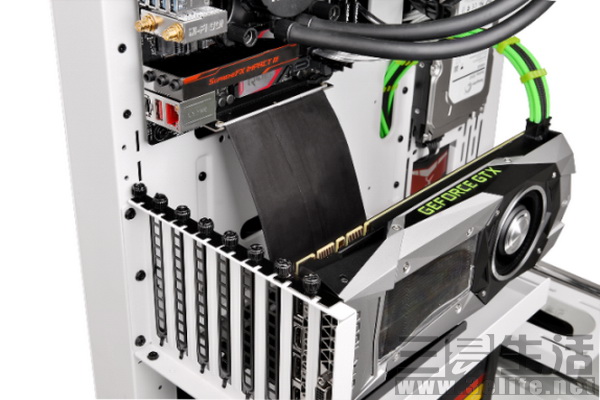 曜越Core P3壁挂式透视全景机壳-PCI-E X16延长线.JPG